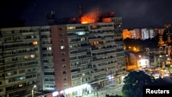 Un incendiu a izbucnit pe acoperișul unui bloc de 10 etaje după ce o dronă s-a prăbușit asupra clădirii din Galați.