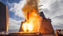 Австралійський корабель HMAS Brisbane здійснює випробувальнйи запуск ракети Tomahawk. Фото поширило 10 грудня 2024 року Міністерство оборони Австралії, назвавши це «важливою віхою» зміцнення свого флоту на тлі гонки озброєнь в Азійсько-Тихоокеанському регіоні