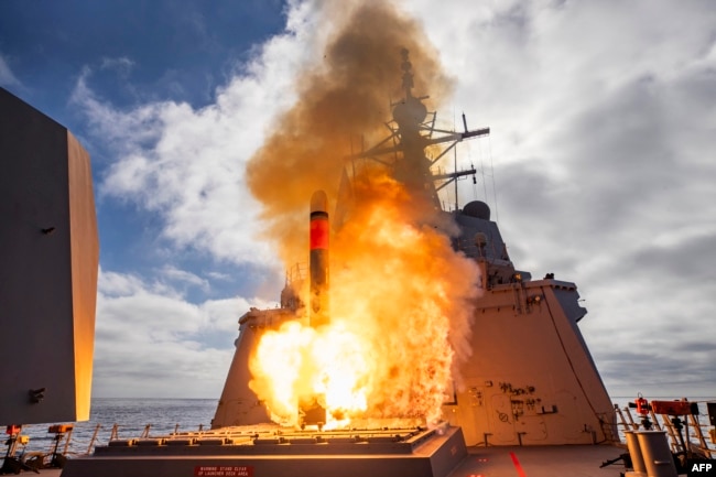 Австралійський есмінець HMAS Brisbane під час запуску крилатої ракети Tomahawk біля західного узбережжя США. Фото оприлюднило 10 грудня 2024 року Міністерство оборони Австралії