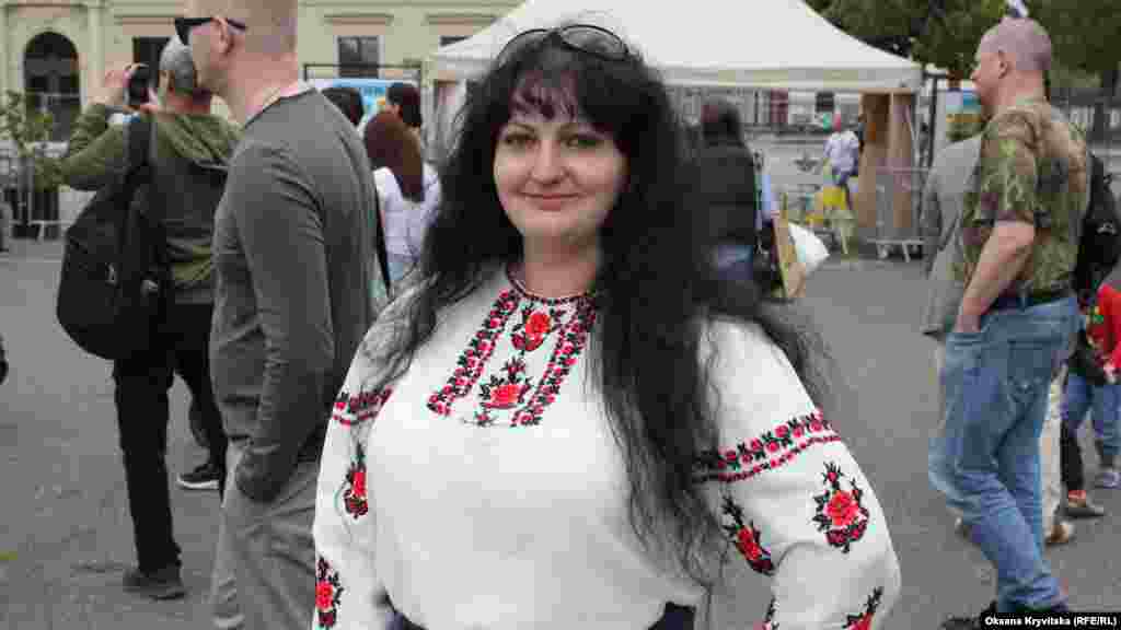 Інна позує у вишиванці 50-річної давнини з вишивкою, характерною для Черкащини, яку власноруч вишила її тітка