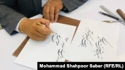 عبدالجلیل توانا علاقمندان خطاطی را در خانه‌اش آموزش می‌دهد