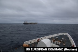 «Марінера» (за горизонті) під час операції із захоплення американськими силами в Північній Атлантиці