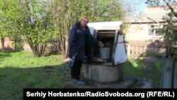 Жителька села Дружба Олена змушена пити технічну воду з колодязя, Донецька область, 13 травня 2021 року
