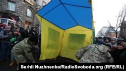 Учасники акції на підтримку торговельної блокади розміщують палатку біля Адміністрації президента, Київ, 19 лютого 2017 року