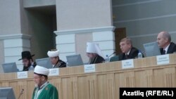 Омски мөфтие Зөлкарнәй хәзрәт Шакирҗанов конференциядә чыгыш ясый