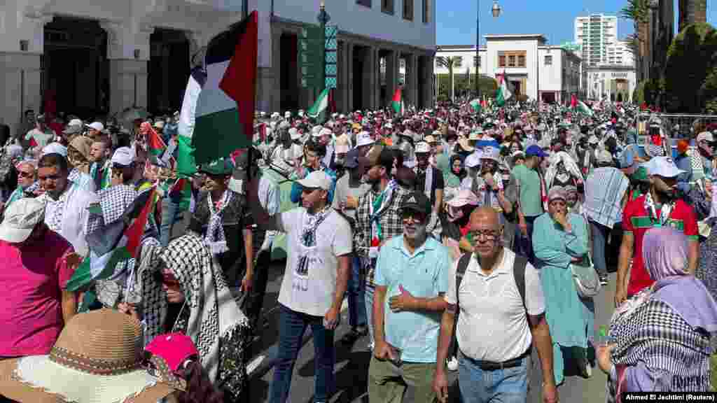 Demonstranti u Rabatu nose palestinske zastave, na skupu podrške uoči prve godišnjice rata u Gazi, Maroko, 6. oktobar 2024.