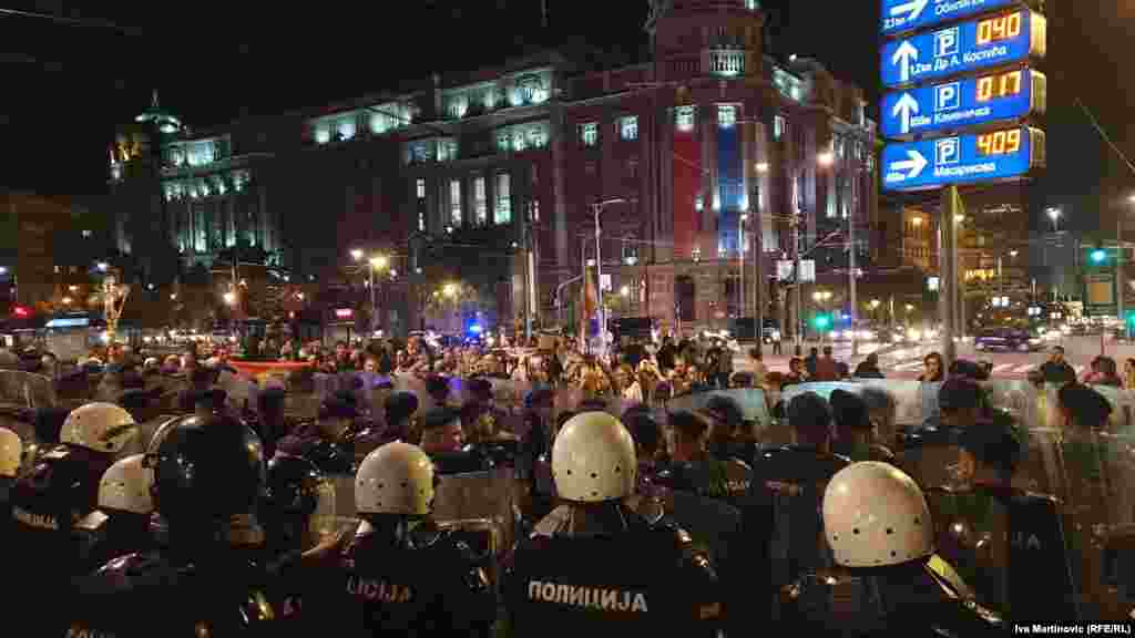 Paraleleno sa Prajdom u centru Beograda&nbsp;održavao se protest desno orijentisanih organizacija pod nazivom &#39;Antiglobalistički skup&#39;. Na tom protestu, usmerenom protiv COVID-19 propusnica u Srbiji, mogle su se čuti uvrede na račun LGBTI+ osoba i zapaljena je LGBTI+ zastava. Policija je sprečila da učesnici tog skupa priđu Prajdu.&nbsp; 