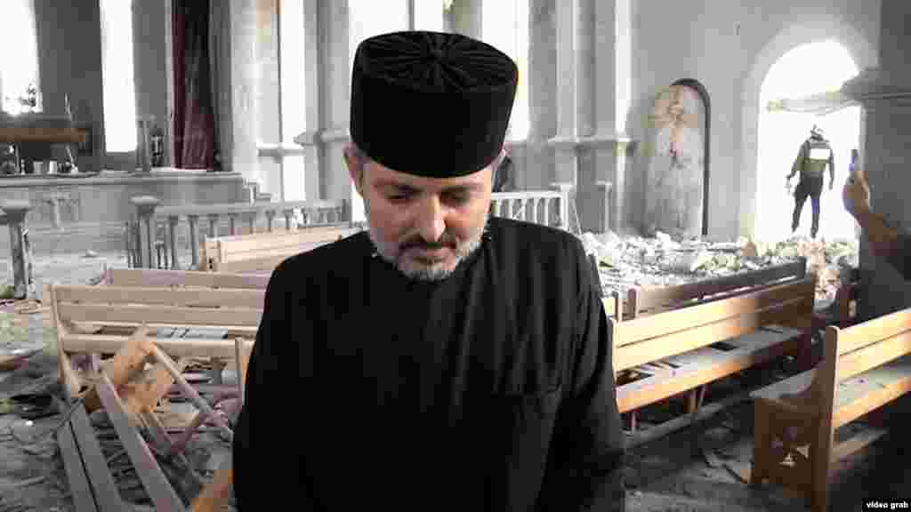 Священник у зруйнованому азербайджанським обстрілом вірменському храму XIX століття Газанчецоц у карабаському місті Шуші, що азербайджанською називається Шуша