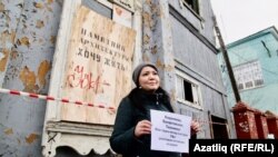 Эльза Мәүлимшина Уфада Бухартовскийлар йортын саклап калу өчен ялгыз пикетта. Архив фотосы
