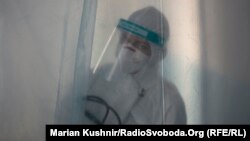 Медичний працівник під час зростання захворюваності на коронавірусну хворобу в Овручі, що на Житомирщині, березень 2021 року