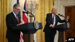 Premierul britanic, Keir Starmer (stânga), în conferință de presă cu președintele american, Donald Trump, pe 27 februarie 2025.