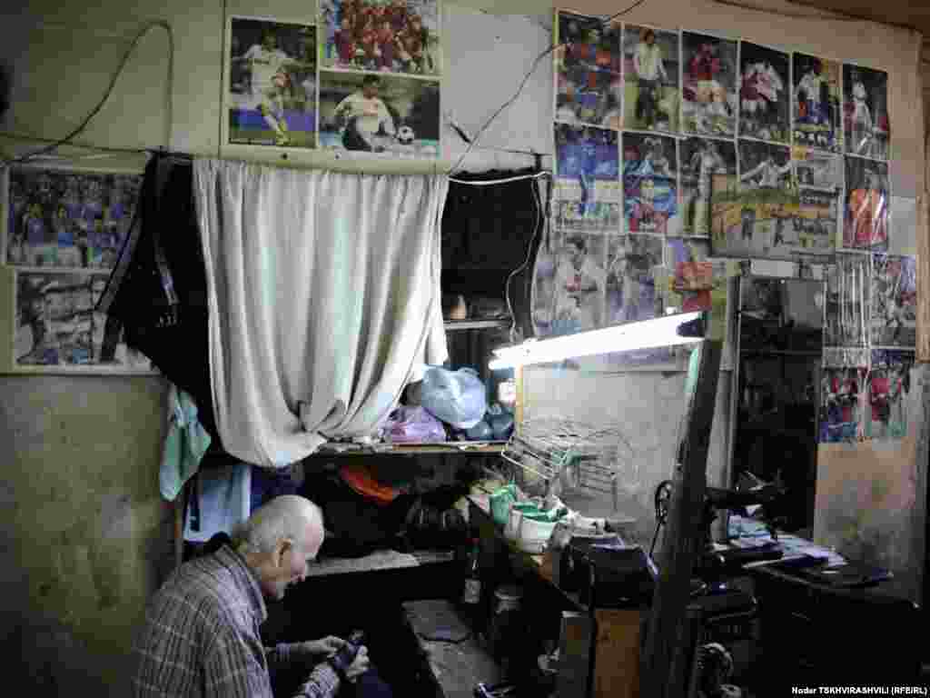 მესაათეები, მკერავები, მეწაღეები, გასაღების ხელოსნები - ისინი თბილისის ყველა უბანში არიან და ყველამ იცის მათი პატარა, უმეტესად, სარდაფებსა და ჩიხებში ”დამალული” ოთახების მისამართები...