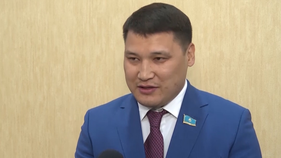 Ұмытылмас оргазм кезінде кеуделі сәби Софи Ди шашады