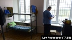 В комнате отдыха специального учреждения УФМС временного содержания иностранных граждан