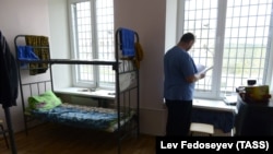 В комнате отдыха специального учреждения УФМС временного содержания иностранных граждан, архивное фото