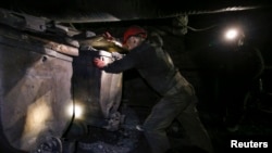 Горняк в шахте "Горняк 95" в Макеевке Донецкой области.