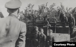 Командир дивизии «Великая Германия» распекает солдат из обоза, плохо замаскировавших грузовик. Лето 1943 г. Источник: Bundesarchiv Freiburg.