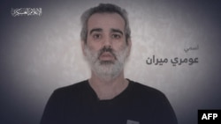 Fotografija iz snimka koji je 27. aprila objavio Hamas prikazuje muškarca koji se predstavio kao Omri Miran, jedan od talaca otetih tokom napada Hamasa 7. oktobra 2023.