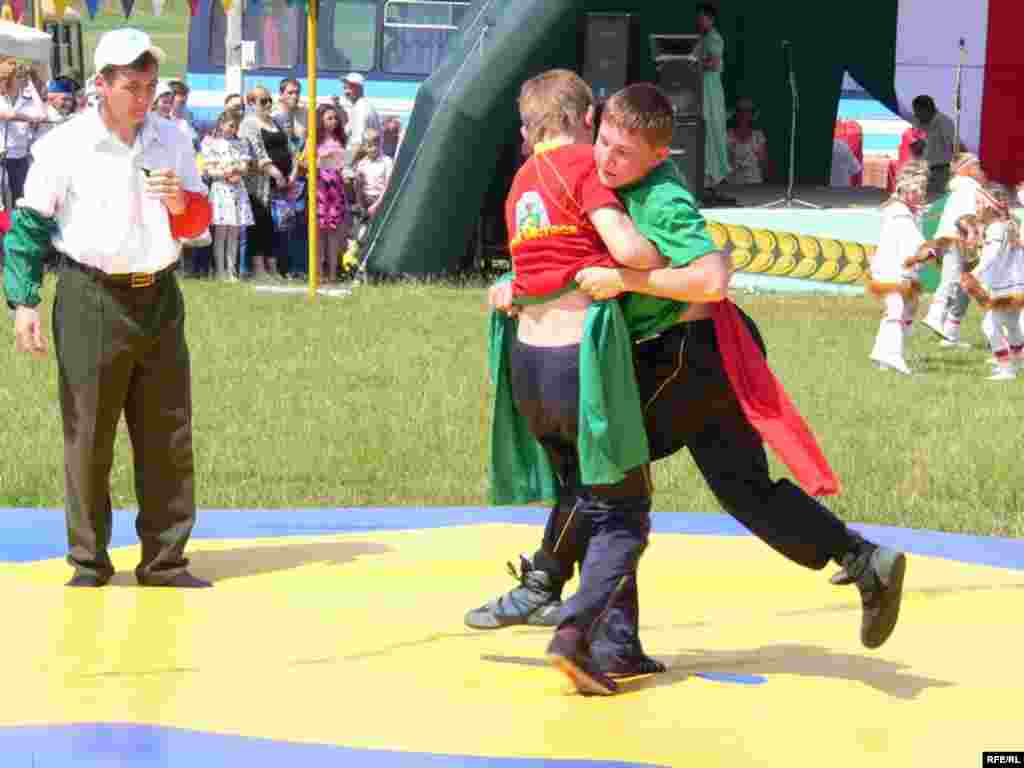 Балык Бистәсендә Сабантуй - 2009 - Мәктәп укучылары арасында көрәш