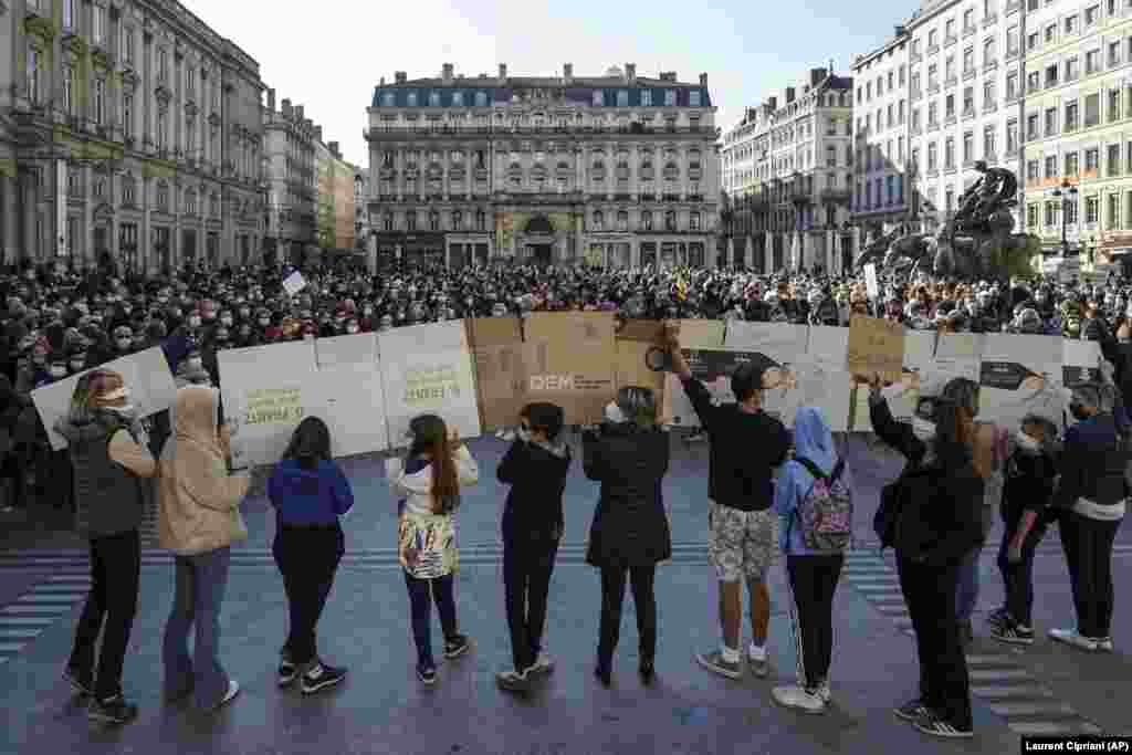 &ldquo;Mos ma prek mësuesin tim&rdquo; është pankarta që disa persona mbajnë në Lyon të Francës.