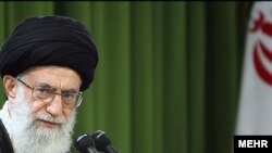 آیت الله خامنه ای می گوید که ايران به مسير خود ادامه می دهد.(عکس: مهر)