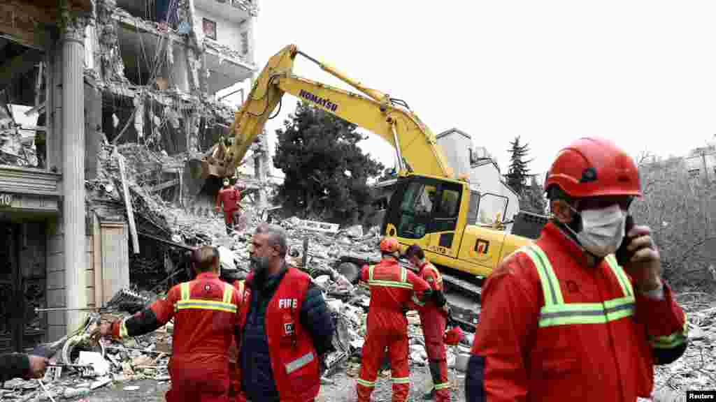 Ekipe hitne službe rade na mjestu udara u stambenu zgradu u Teheranu, 23. marta.