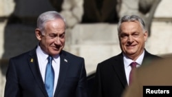 Viktor Orbán și Benjamin Netanyahu în timpul unei ceremonii de bun venit organizate în Curtea Leilor din Budapesta, Ungaria, pe 3 aprilie 2025.