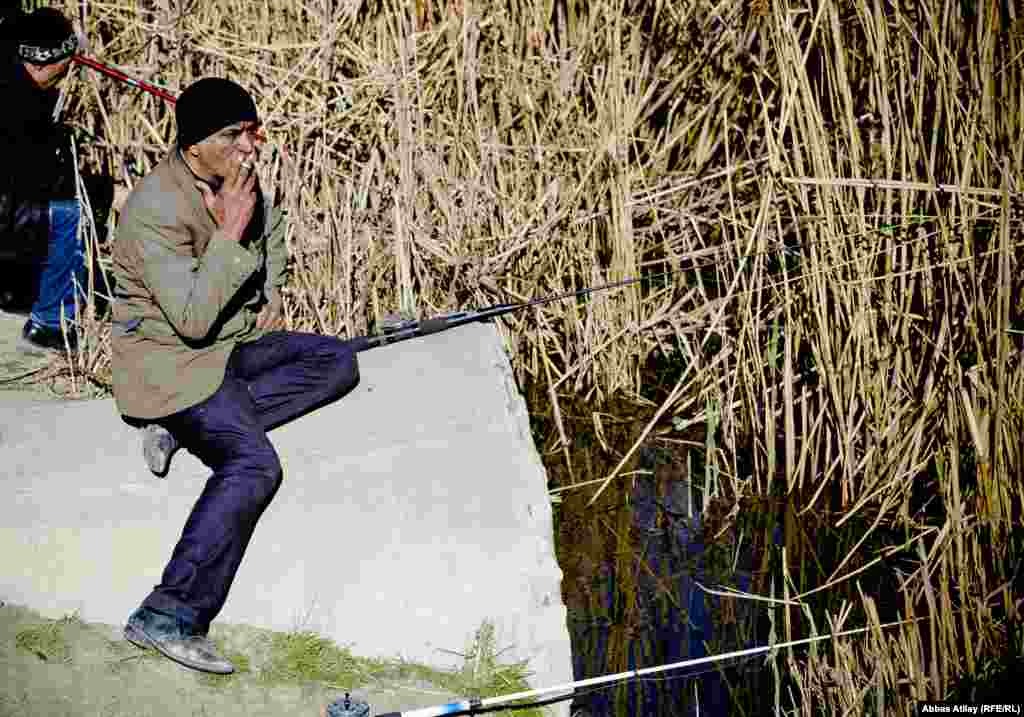 Vulkan ətrafında yaşayan insanların bir çoxu boş vaxtını bu göldə balıq tutmaqla keçirirlər.