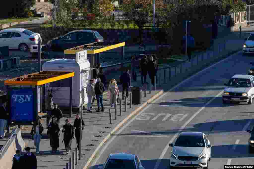 Skupština Kosova imala je prošle sedmice posljednju priliku da glasa o četiri važna nacrta zakona za zemlju, prije nego što je institucija raspuštena i raspisani novi izbori.Među četiri nacrta zakona bio je i onaj o odobravanju budžeta za tri kosovske opštine: Prištinu, Gnjilane i Zubin Potok. Uprkos pozivima Pokreta Samoopredjeljenje, stranke koja trenutno predvodi aktuelnu vladu, druge stranke nisu bile voljne odobriti ove dokumente.