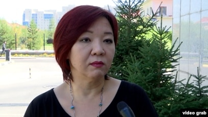 Ол жыныстық қатынас үшін үстелге жалаңаш жатты.