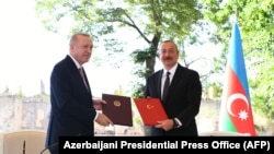 Թուրքիայի և Ադրբեջանի նախագահներ Ռեջեփ Թայիփ Էրդողանը և Իլհամ Ալիևը ստորագրել են երկու երկրների համագործակցության պայմանագիրը, Շուշի, 15-ը հունիսի, 2021թ.
