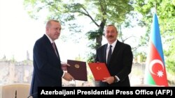 Թուրքիայի և Ադրբեջանի նախագահներ Ռեջեփ Էրդողանն ու Իլհամ Ալիևը Շուշիում հռչակագրի ստորագրումից հետո, 15-ը հունիսի, 2021թ․

