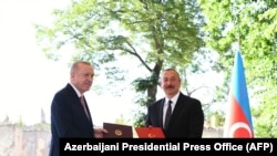 Թուրքիայի և Ադրբեջանի նախագահներ Ռեջեփ Թայիփ Էրդողանը և Իլհամ Ալիևը ստորագրել են երկու երկրների համագործակցության պայմանագիրը, Շուշի, 15 հունիսի, 2021թ.
