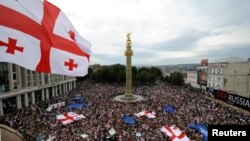 «Что дальше?» – этот вопрос повис в воздухе, после того как грузинские СМИ одно за другим стали цитировать комментарии высокопоставленных чиновников РФ о возможных негативных последствиях подписания соглашения