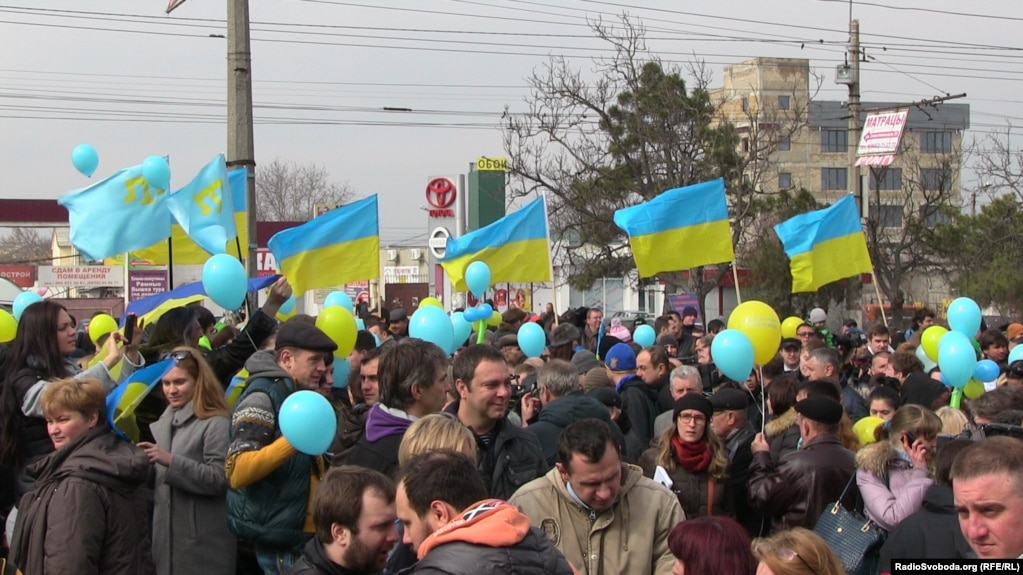 9 березня 2014 року біля пам'ятника Тарасу Шевченку в Сімферополі зібралося близько тисячі людей з українськими прапорами, жовтими та блакитними повітряними кулями і з плакатами на підтримку України