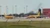 Avionë mallrash të parkuar në pistën e aeroportit Lajpciz/Halle.(Fotografi nga arkivi)