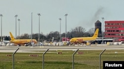 Avionë mallrash të parkuar në pistën e aeroportit Lajpciz/Halle.(Fotografi nga arkivi)