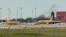 Avionë mallrash të parkuar në pistën e aeroportit Lajpciz/Halle.(Fotografi nga arkivi)