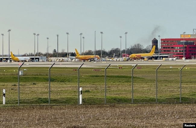 Вантажні літаки припарковані на перроні біля хабу компанії DHL в аеропорту Лейпциг-Галле, Німеччина, 25 листопада 2024 року