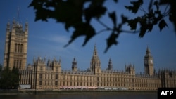 Общий вид на Вестминстерский дворец, в котором находится британский парламент. Лондон, июль 2023.