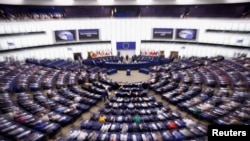 Parlamentul European rezultat din alegerile din iunie s-a reunit în prima sa ședință plenară, la Strasbourg. 