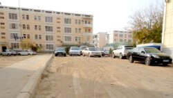 Aşgabatda jaýlaryň öňünde ulaglary goýmak entegem gadagan