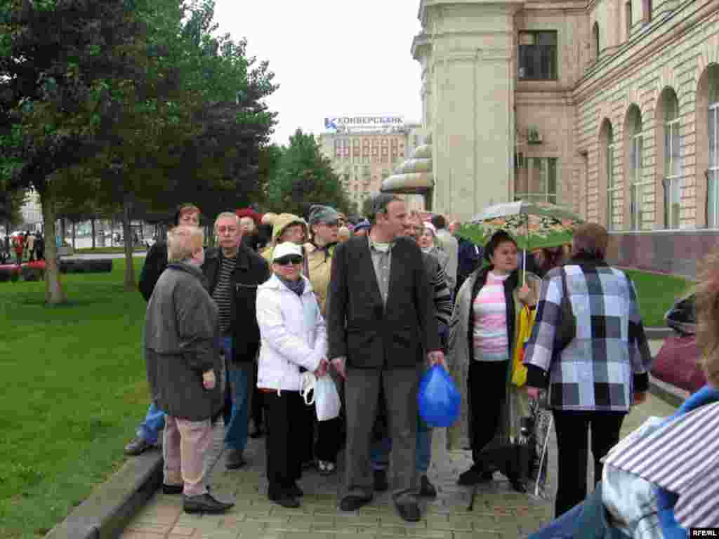 После окончания акции десятки пенсионеров разбились на группы и выстроились у левого крыла гостиницы «Украина».