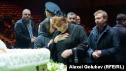 Artiști și colegi de breaslă au venit să aducă un ultim omagiu lui Gheorghe Urschi. În prim-plan, interpreta de muzică populară Zinaida Julea. În plan secund - instrumentiștii Vasile și Vitalie Advahov