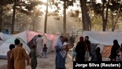 Familje të zhvendosura brenda Afganistanit, si pasojë e konflikteve të armatosura. Tetor 2021.