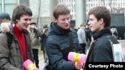 Мінкакі б’юць гумовымі малаточкамі па шэнгенскай візе.