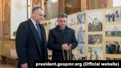 Preşedintele moldovean Igor Dodon şi liderul de la Tiraspol, Vadim Krasnoselski, într-o biserică din Tighina/ Bender