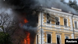 Люди намагаються врятуватися від пожежі, спричиненої ударом російського безпілотника по будівлі Національної академії наук України. Київ, 28 вересня 2026 року