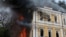 Люди намагаються врятуватися від пожежі, спричиненої ударом російського безпілотника по будівлі Національної академії наук України. Київ, 28 вересня 2026 року
