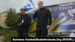 Мітинг до 70-річчя Держави Ізраїль, на сцені Цві Аріелі (л) та Юрій Бутусов (п), Київ, 18 травня 2018 року